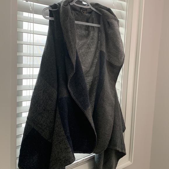 Sleeveless sweater throw! - Picture 7 of 8